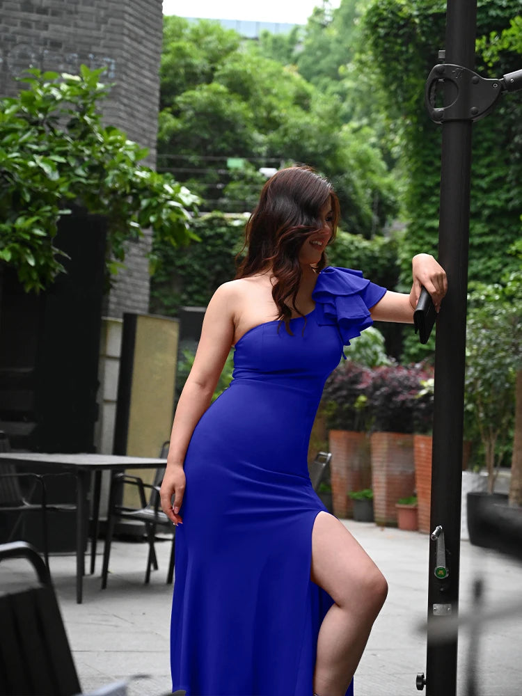 Vestido Aria Verão  – Fenda Lateral, Ombro Único, Sem Mangas e Design Sexy
